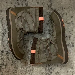 Clarks Womens Size 7.5 Fur Lined Boots